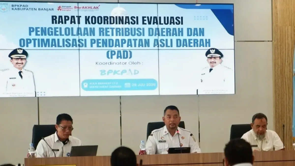 Sekretaris Daerah Kabupaten Banjar, Yudi Andrea memimpin Rapat Koordinasi Evaluasi Pengelolaan Retribusi Daerah dan Optimalisasi Pendapatan Asli Daerah (PAD) Tahun Anggaran 2026 di Aula Barakat Martapura, Rabu (29/7/2026). (FADLAN ZAKIRI/RADAR BANJARMASIN)