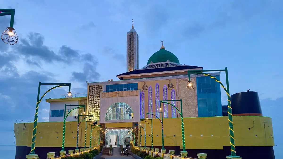 TEDUH: Pemandangan menjelang salat Magrib di Masjid Apung berbentuk Kapal Siring Laut. (Foto: Jumain/ Radar Banjarmasin)&nbsp;