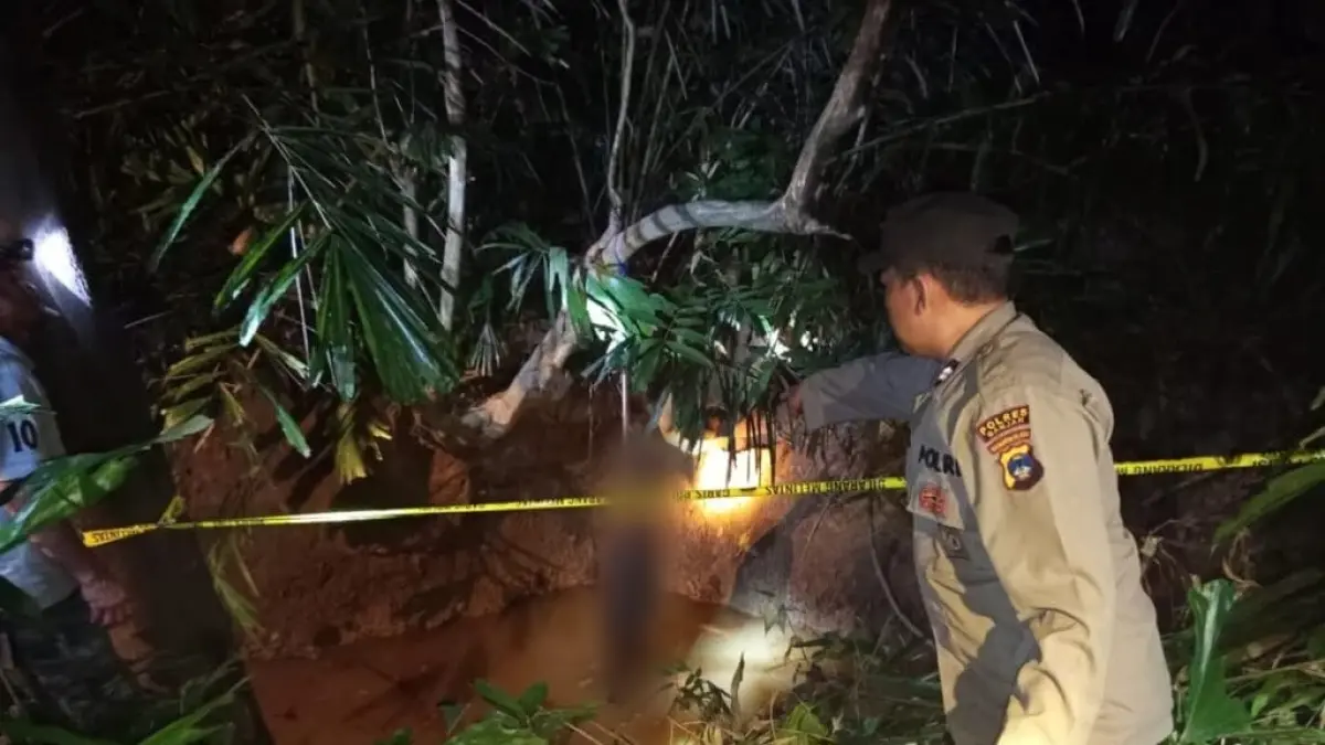 Tim Inafis Polres Banjar bersama personel Satreskrim melakukan olah tempat kejadian perkara (TKP) di lokasi penemuan jasad korban di kawasan Sungai Pinang. (HUMAS POLRES BANJAR)