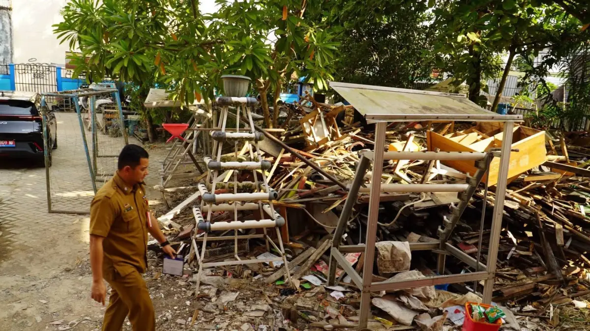 Tumpukan material bekas bongkaran di halaman SDN Mawar 7 segera dipindahkan usai proses lelang dinyatakan gagal.(Foto: Nugi untuk Radar Banjarmasin)