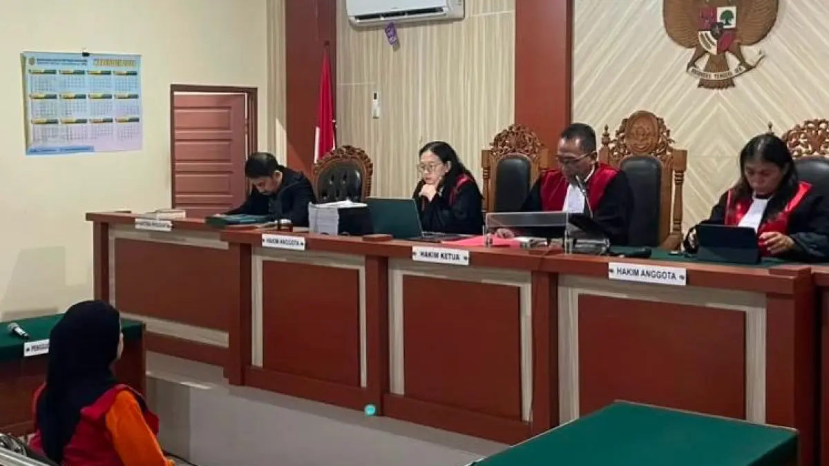 Emy Yuliana terdakwa dalam perkara penggelapan uang perusahaan senilai Rp7,86 miliar milik PT. Panggang Lestari Jaya (PLJ), divonis dua tahun enam bulan penjara oleh Majelis Hakim Pengadilan Negeri Banjarmasin, Kamis (30/7). (Muhammad Oscar Fraby/Radar Banjarmasin)