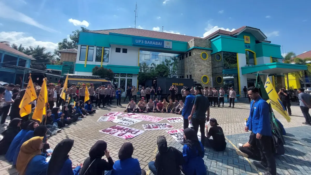 AKSI: Mahasiswa yang tergabung dalam HMI dan PMII menggelar aksi damai di Kantor PT PLN (Persero) UP3 Barabai, Kamis (30/7), menuntut pemadaman listrik bergilir segera diakhiri. (Jamaluddin/Radar Banjarmasin)