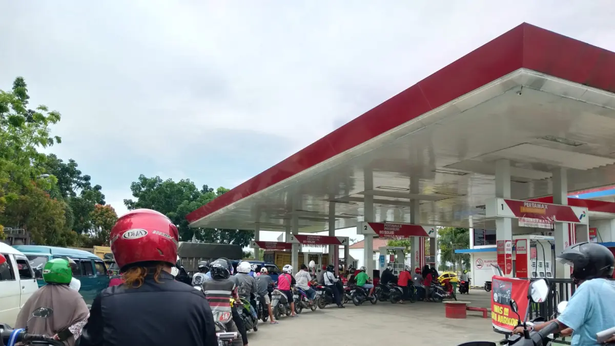 ANTRE: Antrean panjang pengisian pertalite di SPBU HST. (Foto: Jamaluddin/Radar Banjarmasin).