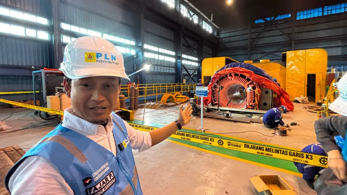 BUKTI: Senior Manager PT PLN Indonesia Power UBP Asam-Asam, Fajar Pamujianto, menunjukkan generator Unit 3 yang sedang menjalani pemeliharaan kepada peserta site visit di UBP Asam-Asam, Kamis (30/7). (Zulvan Rahmatan/Radar Banjarmasin)
