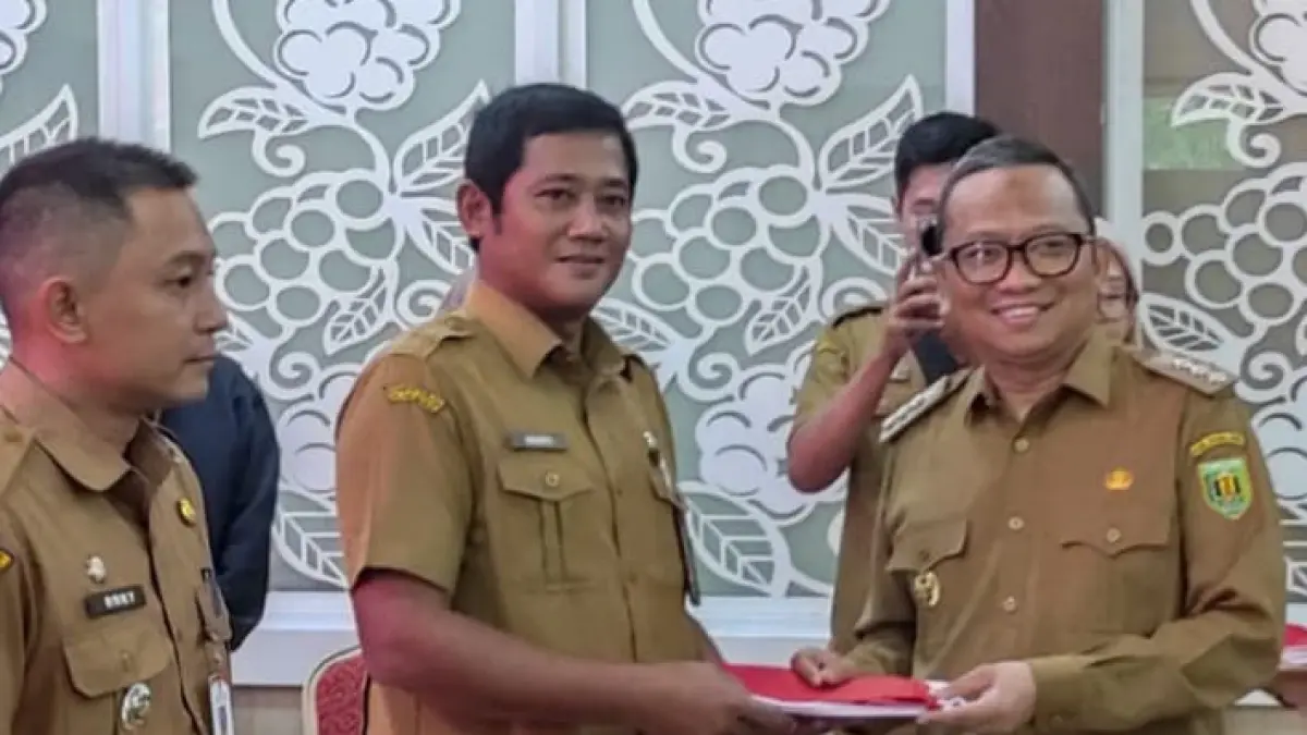 

Bupati Tabalong, Muhammad Noor Rifani menyerahkan bendera merah putih ke camat untuk bantuan ke masyarakat di wilayahnya. (Ibnu Dwi Wahyudi/ Radar Banjarmasin)