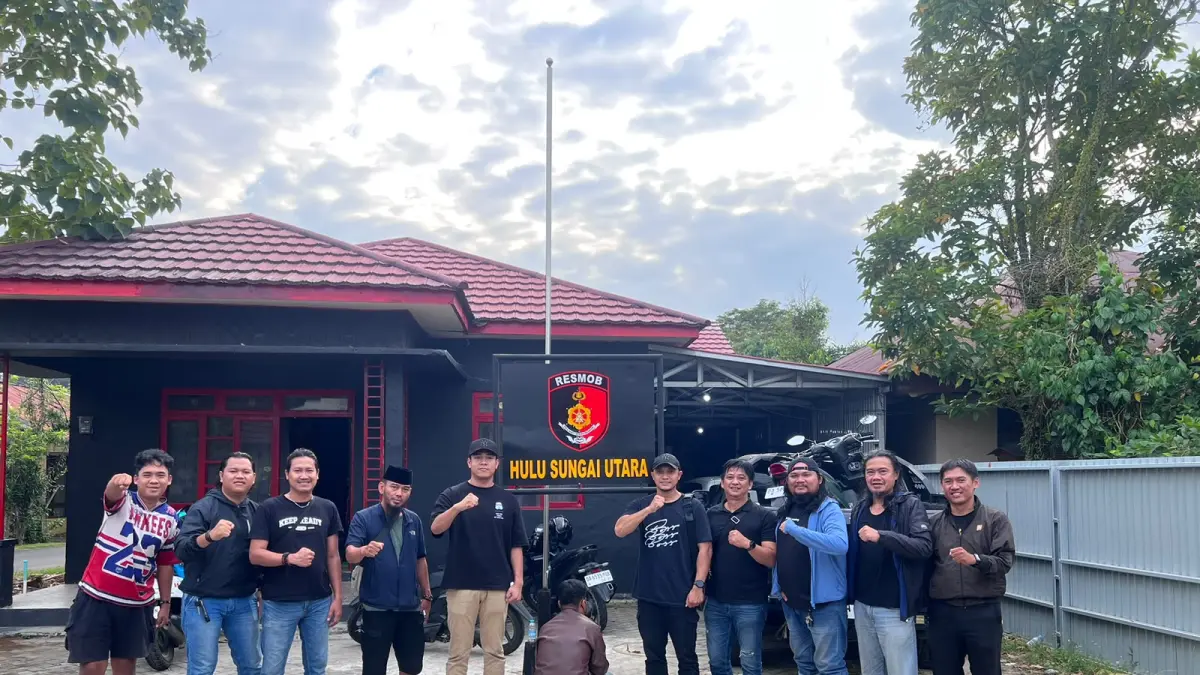 DIAMANKAN: Seorang pelaku penggelapan sepeda motor beserta barang bukti diamankan anggota Polsek Kawasan Pelabuhan dan Laut (KPL) Banjarmasin. (Humas Polsek KPL/Radar Banjarmasin)