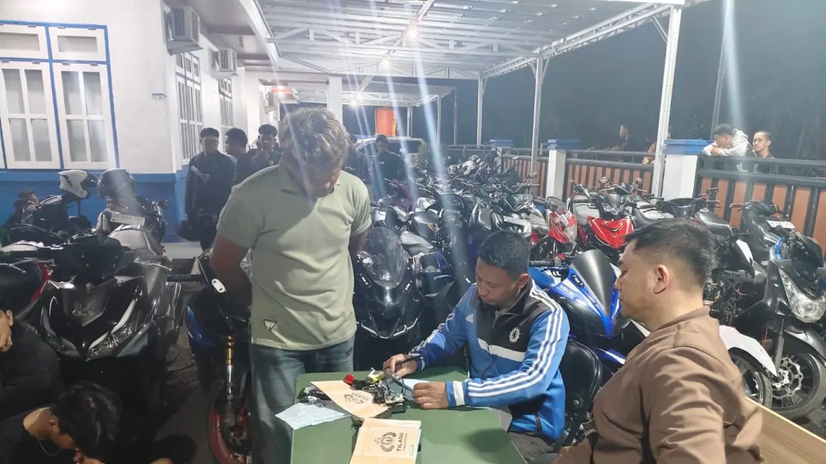 DIDATA: Petugas Satlantas Polres Tanah Bumbu mendata pengendara yang terjaring dalam operasi penertiban balap liar dan knalpot brong di Mapolres Tanah Bumbu. (Foto: Satlantas Polres Tanah Bumbu)