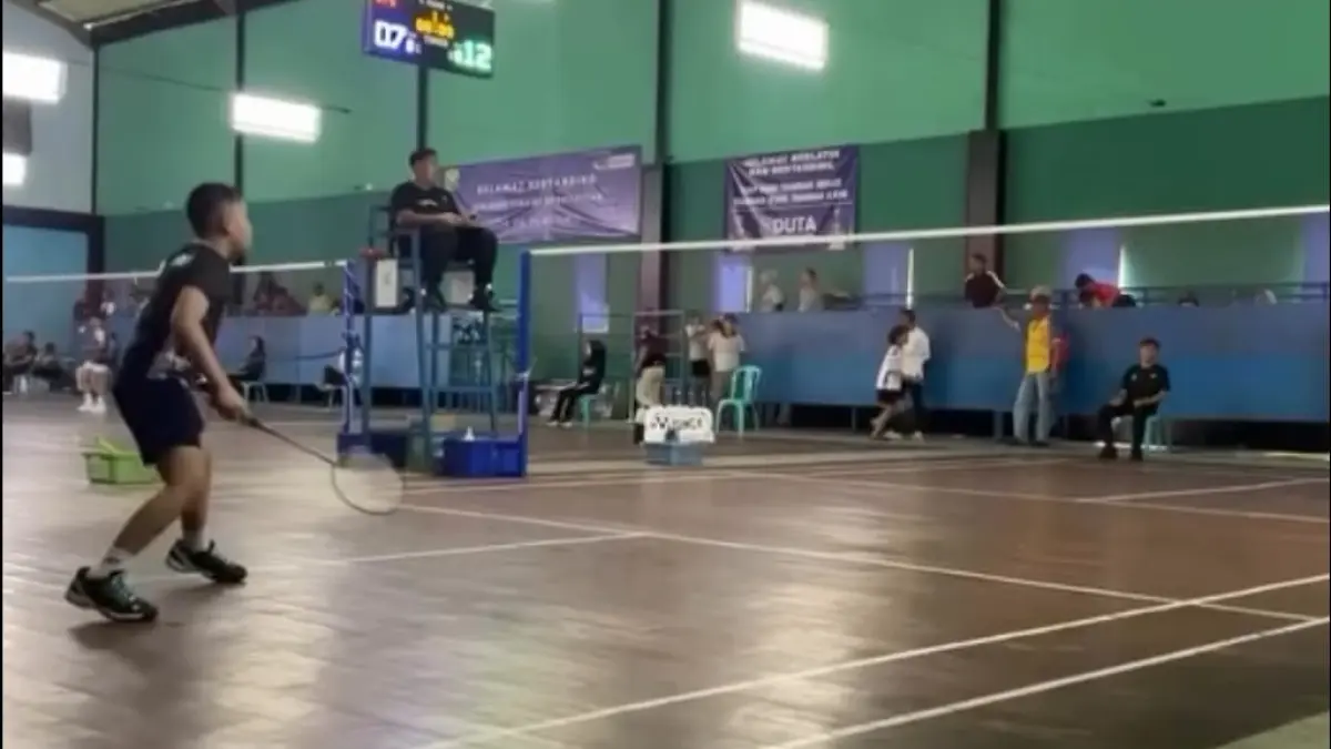 BERTANDING: Muhammad Naufal Razqa Prayuda bertanding pada cabang olahraga bulu tangkis Olimpiade Olahraga Siswa Nasional (O2SN) SD tingkat Provinsi Kalimantan Selatan 2026. Status juaranya kemudian dibatalkan setelah panitia menjatuhkan sanksi diskualifikasi. (Instagram Naufal)