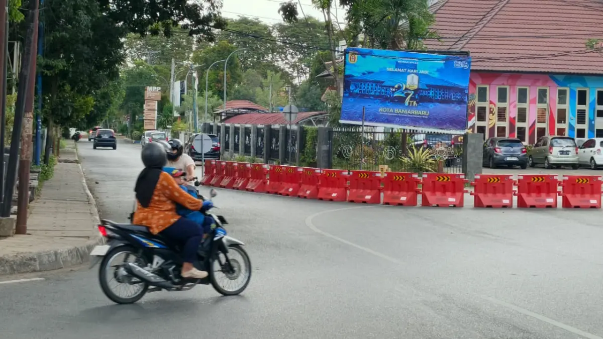 IKUTI PETUNJUK: Water Barrier terpasang di persimpangan Jalan Pangeran Antasari dan Jalan Husni Thamrin Banjarbaru.