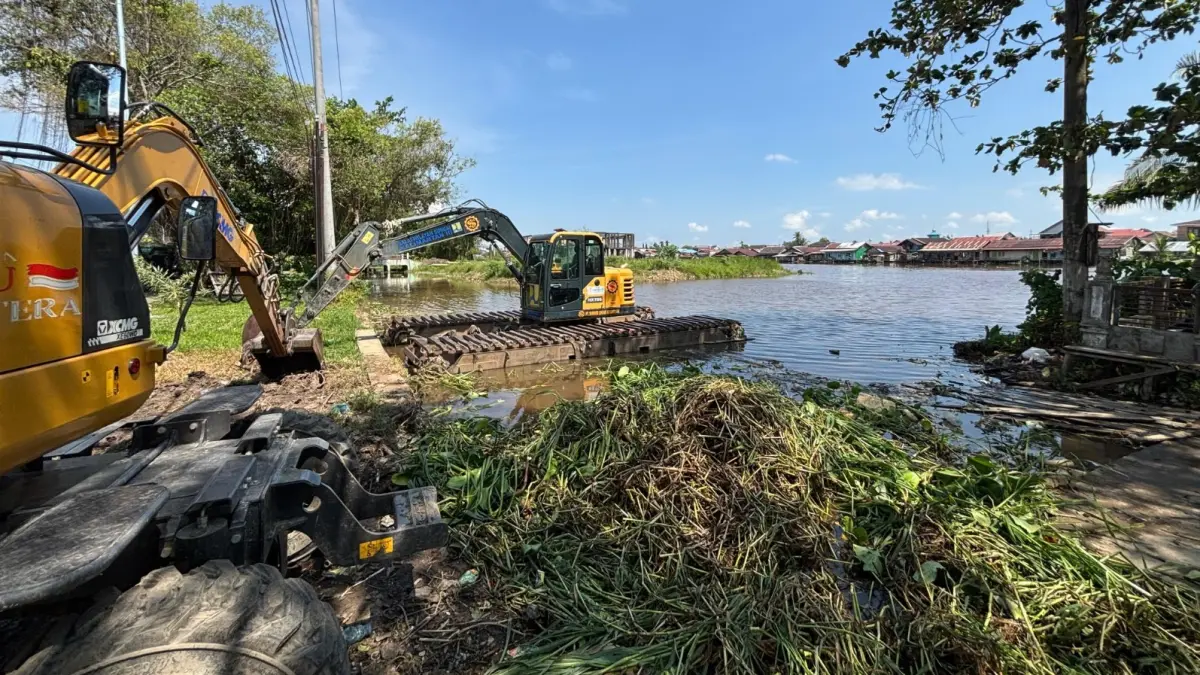 KERUK LUMPUR: Ekskavator amfibi yang digunakan Pemerintah Kota Banjarmasin dalam pengerjaan pengerukan untuk menormalisasi sungai di Jalan Zafry Zamzam, Banjarmasin Barat. (Foto: Zulvan Rahmatan/Radar Banjarmasin).