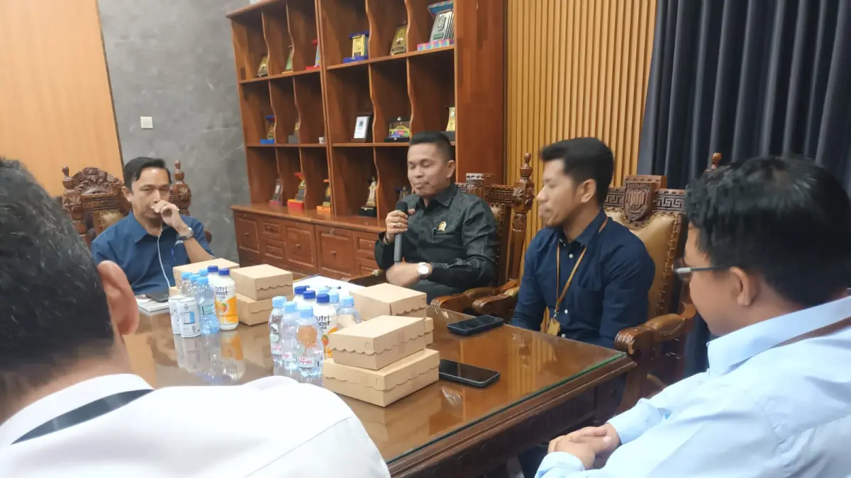 Ketua DPRD Tabalong Riza Fahlipi saat berdiskusi dengan manajemen PT TPI, PT MSW dan PT PLN soal pemadaman listrik di Tabalong. (Ibnu Dwi Wahyudi/ Radar Banjarmasin)