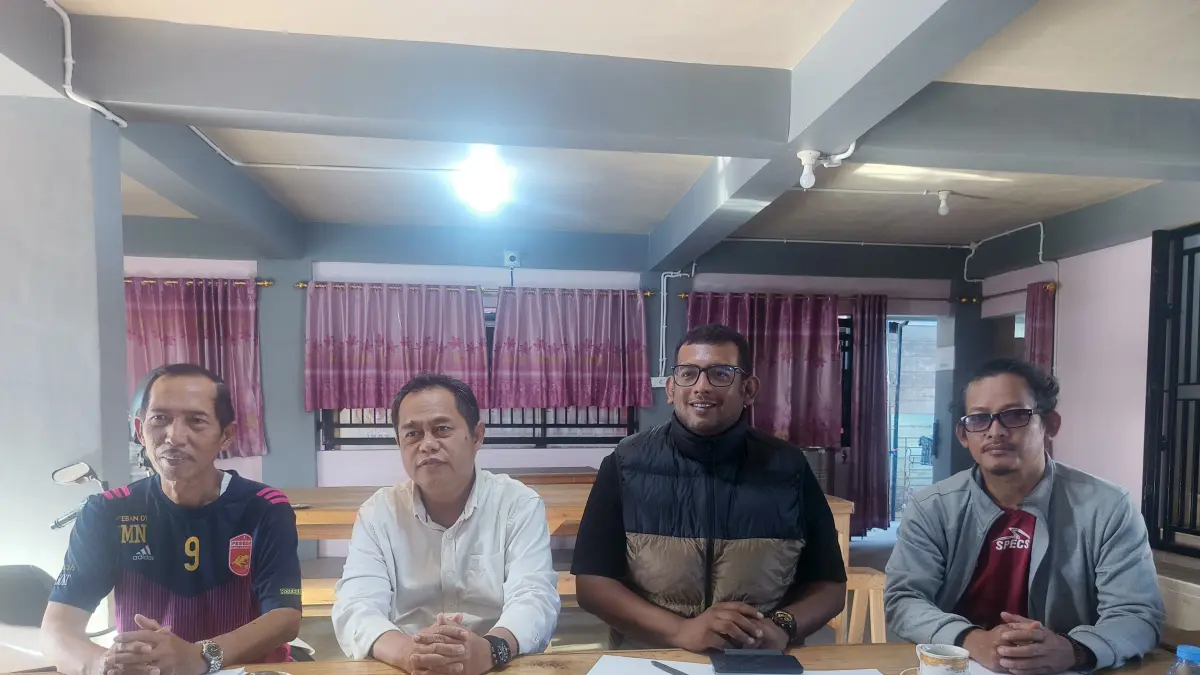 Manajer Peseban Muhammad Sadiq didampingi Ketua Peseban, Hermansyah saat memberikan keterangan terkait pelaksanaan seleksi terbuka pemain U-17 untuk Piala Soeratin 2026 di Banjarmasin, Rabu (29/7/2026). (M Idris Jian Sidik/Radar Banjarmasin)