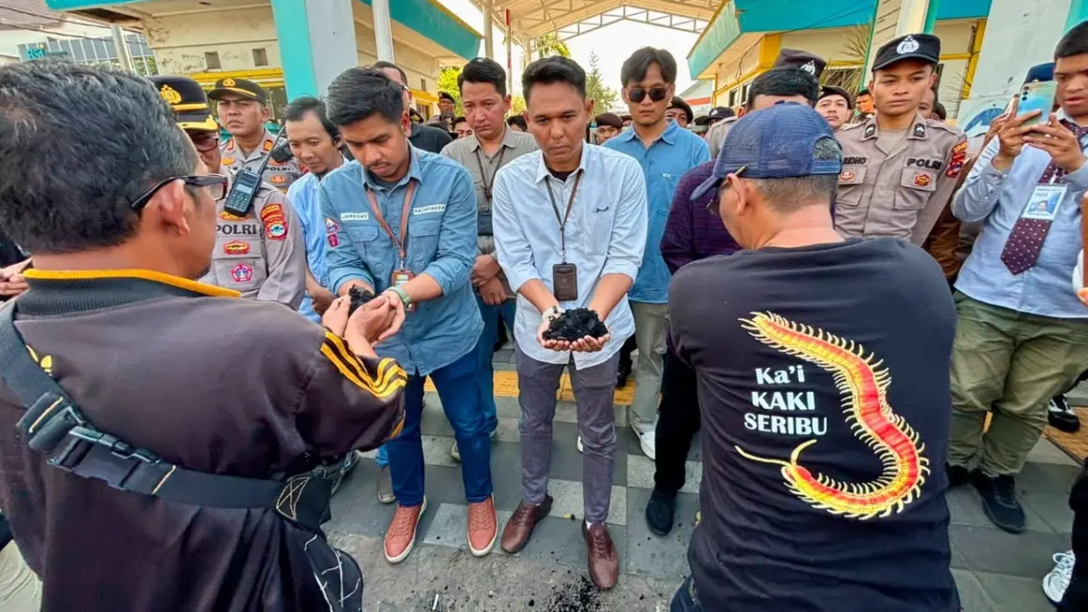 MENADAHKAN TANGAN: Manajemen PLN UP3 Banjarmasin menyambut urukan batu bara yang dibawa pengunjuk rasa. (Foto: Zulvan Rahmatan/Radar Banjarmasin)