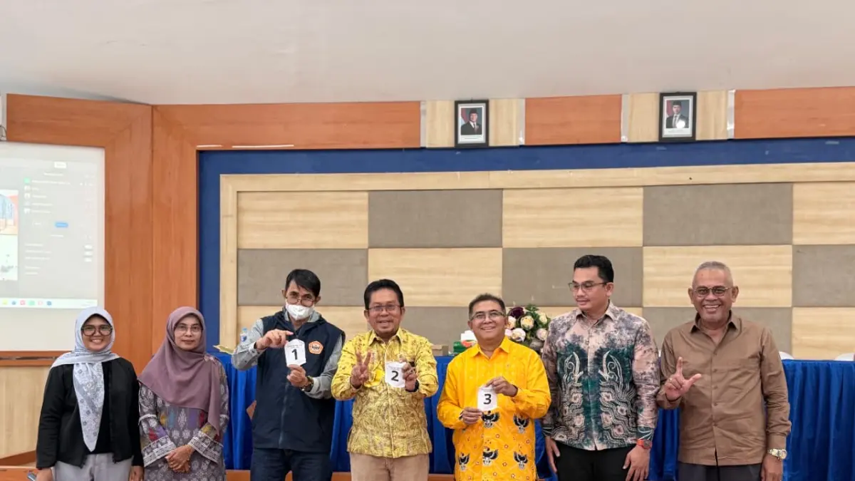 MOMEN: Ketua Senat ULM, Ketua Panitia Pemilihan Rektor, jajaran senat, dan perwakilan tiga calon Rektor ULM periode 2026–2030 berfoto bersama usai pengundian nomor urut di Aula Fakultas Perikanan dan Ilmu Kelautan (FPIK) ULM, Banjarbaru, Rabu (29/7/2026).