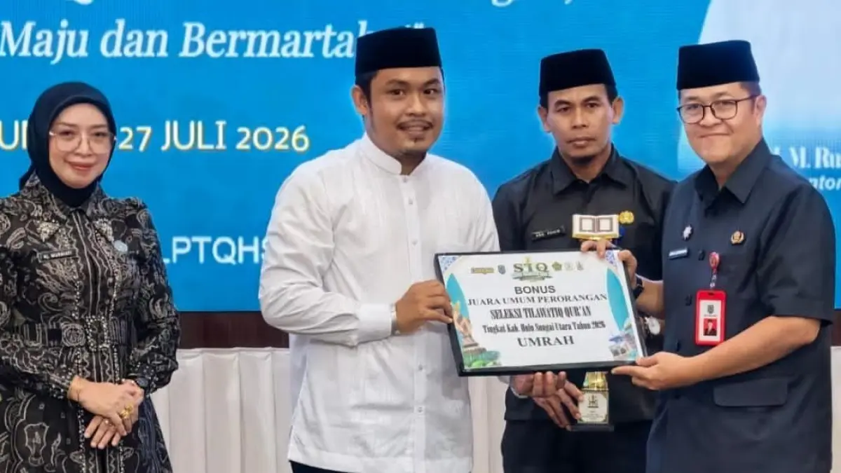 MOMEN: Sekda HSU, Adi Lesmana menutup STQ 2026 di Aula Dr KH Idham Chalid, Senin (27/7/2026). Dalam momen itu, Aulia Noor Ilmi dari Amuntai Selatan meraih juara umum dan hadiah umrah. (Foto: Pemkab HSU)&nbsp;