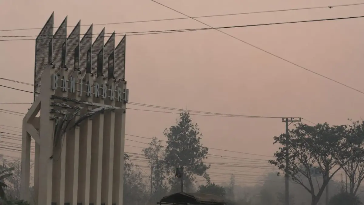PANDANGAN TERGANGGU: Kabut asap kembali mengancam seiring meningkatnya kebakaran hutan dan lahan di wilayah Banjarbaru. (Foto: M Fadlan Zakiri)