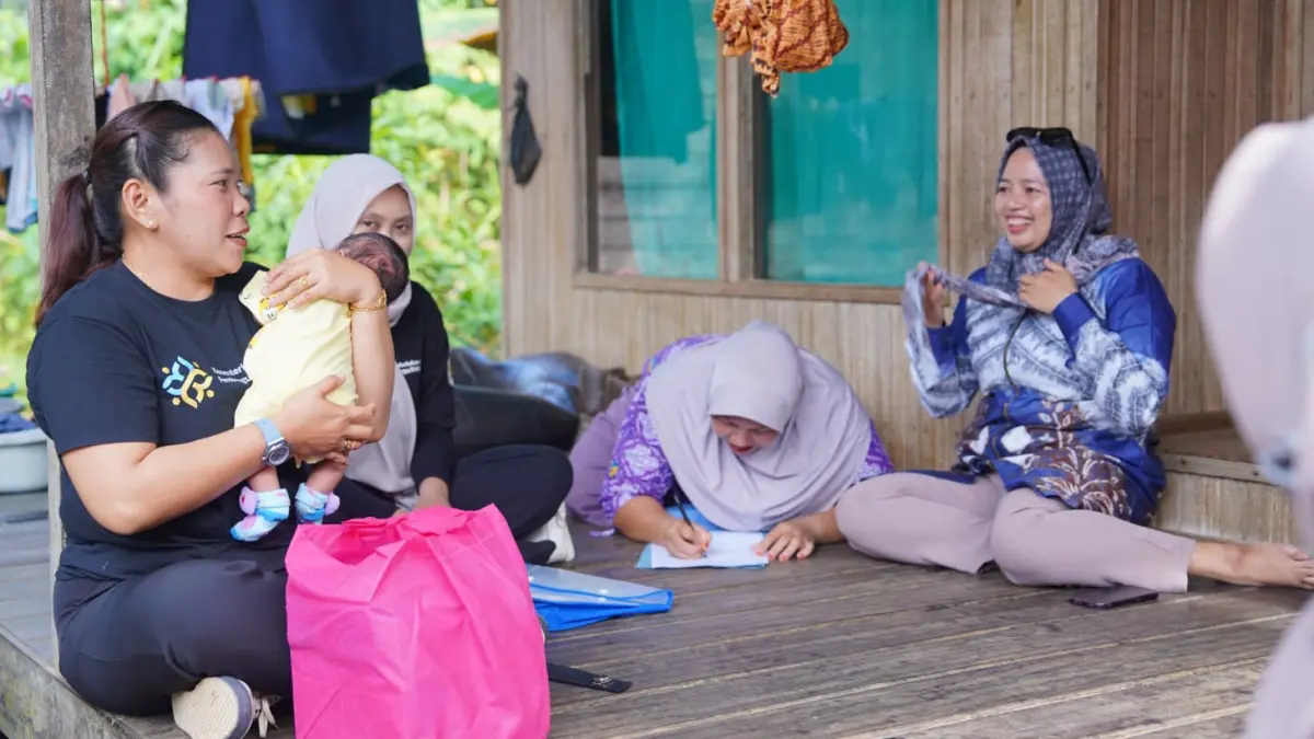 PANTAU KESEHATAN WARGA: Tim gabungan dari pemerintah daerah dan penyuluh saat menyambangi kediaman warga di Desa Binuang Santang guna memvalidasi data dan menyalurkan bantuan nutrisi.