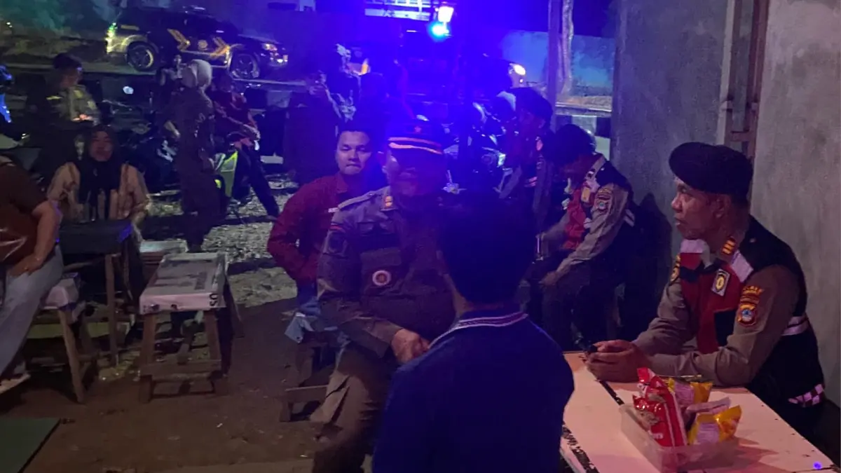 PATROLI : Anggota Polres Tabalong dan Satpol PP Tabalong saat memeriksa THM di Tabalong.