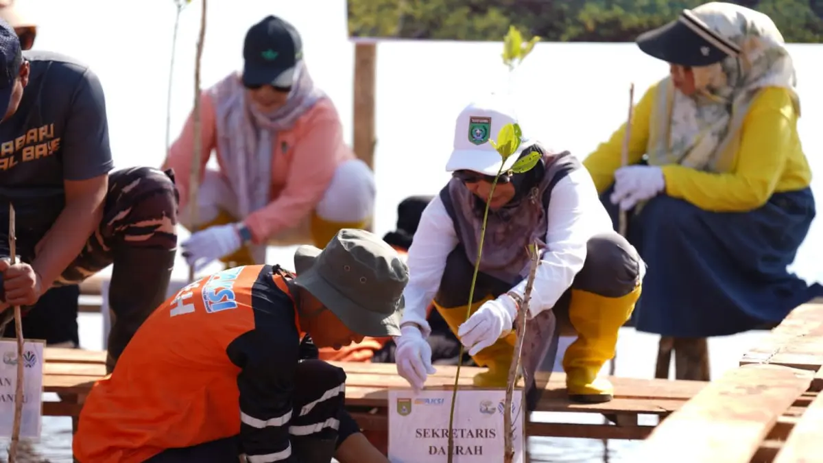 PELATIHAN: Peserta Pelatihan Lanjutan Sasirangan Pesisir berfoto bersama usai pembukaan kegiatan yang digelar Diskumdagri Tanah Bumbu di Desa Pulau Burung, Kecamatan Simpang Empat, Senin (27/7/2026).