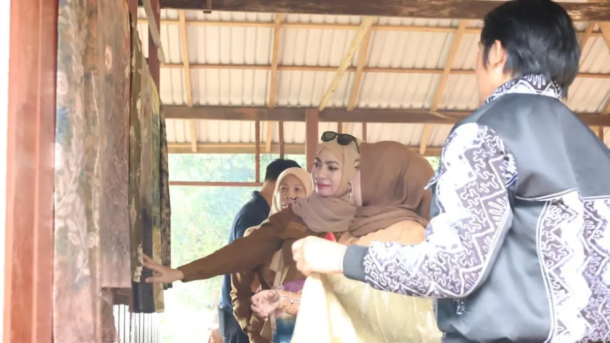 PELATIHAN: Peserta Pelatihan Lanjutan Sasirangan Pesisir berfoto bersama usai pembukaan kegiatan yang digelar Diskumdagri Tanah Bumbu di Desa Pulau Burung, Kecamatan Simpang Empat, Senin (27/7/2026).

