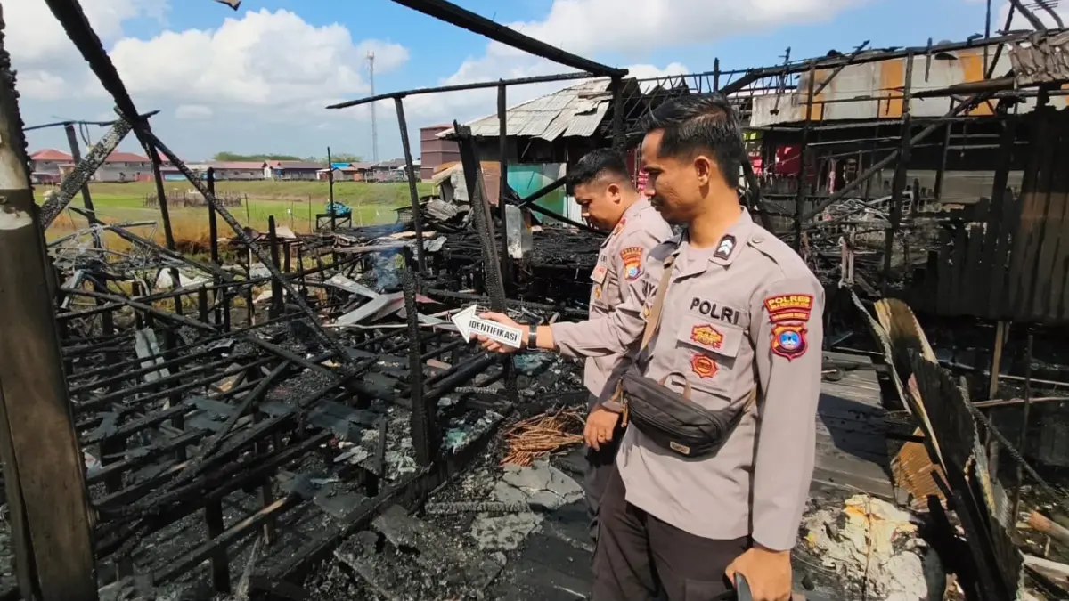 PENYELIDIKAN: Pihak Polsek Daha Selatan saat lakukan penyelidikan kebakaran di Pihanin Raya, Kecamatan Daha Selatan, HSS.