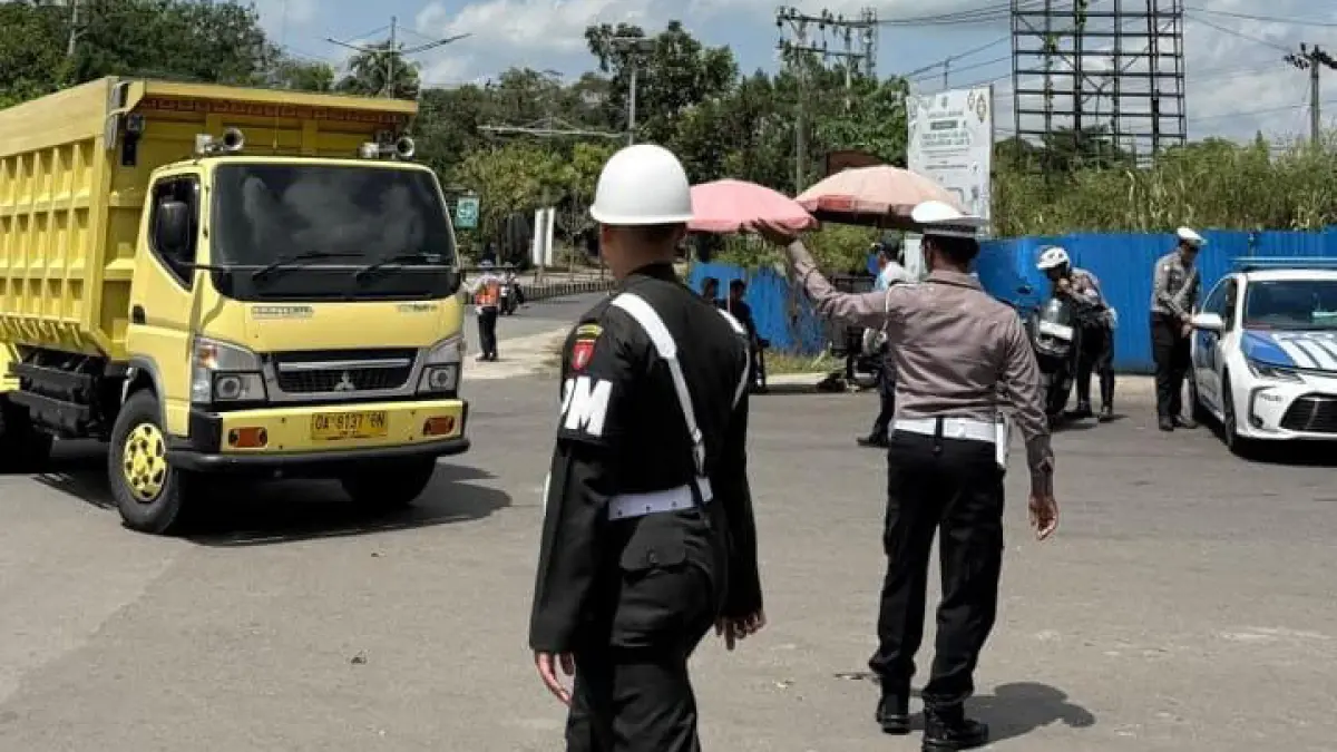 RAZIA GABUNGAN: Petugas dari Dishub Balangan dan Polres Balangan saat menertibkan kendaraan tak laik jalan dan truk overload di Jalan A Yani Paringin.