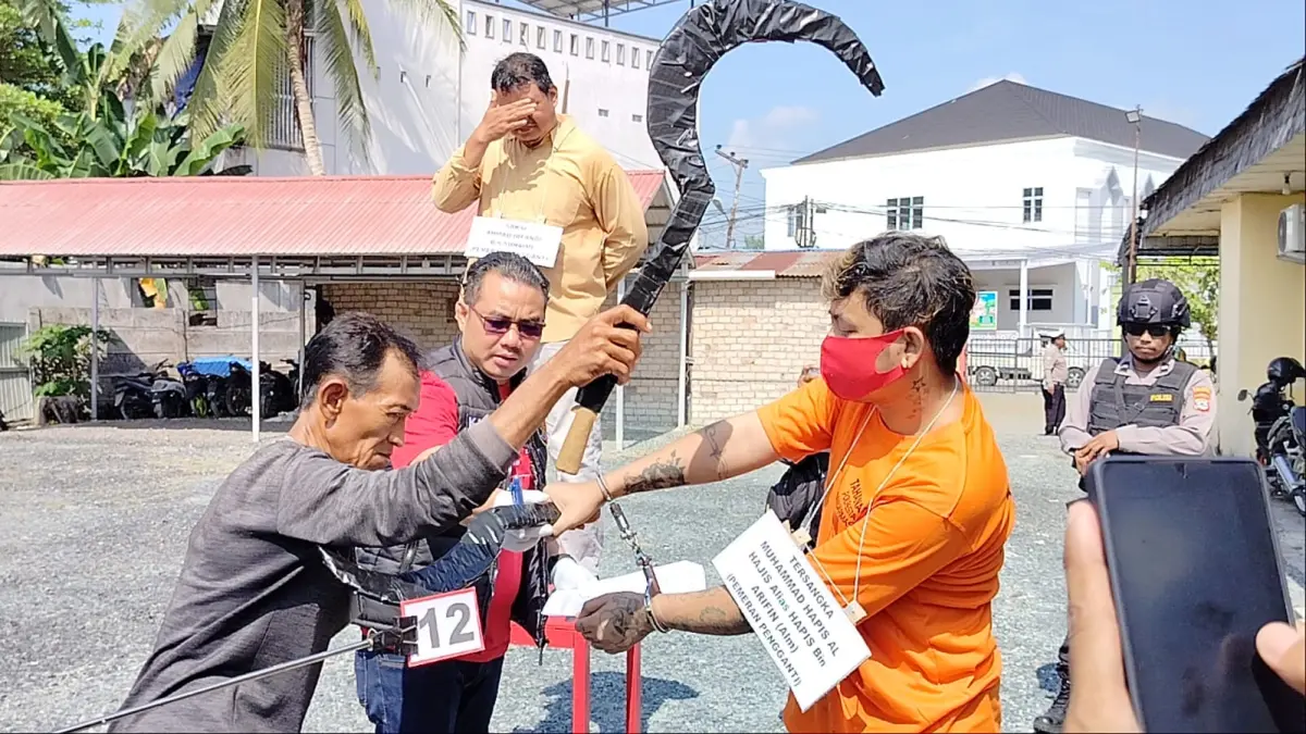 REKA ULANG – Tersangka Muhammad Hapis Al Hajis memperagakan salah satu adegan dalam rekonstruksi kasus duel berdarah di Gang Gembira, Kelayan B, Banjarmasin Selatan.//Maulana.