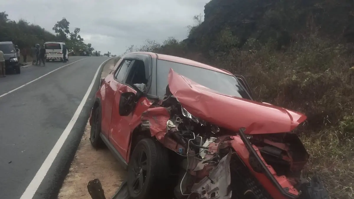 RUSAK: Mobil Toyota Raize mengalami kerusakan parah setelah menabrak bagian belakang mobil pikap yang terlibat kecelakaan di Jalan Alternatif Batulicin–Banjarbaru, Desa Gunung Raya, Kecamatan Mantewe. (Foto: PKJR Tanah Bumbu)