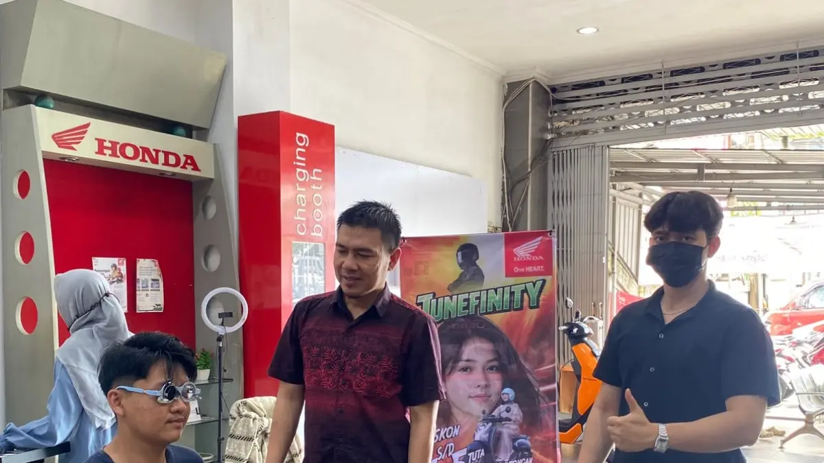 SHOWROOM EVENT: PT Trio Motor Honda memberikan layanan cek mata gratis untuk loyal Costumer.(Foto: PT Trio Motor)&nbsp;