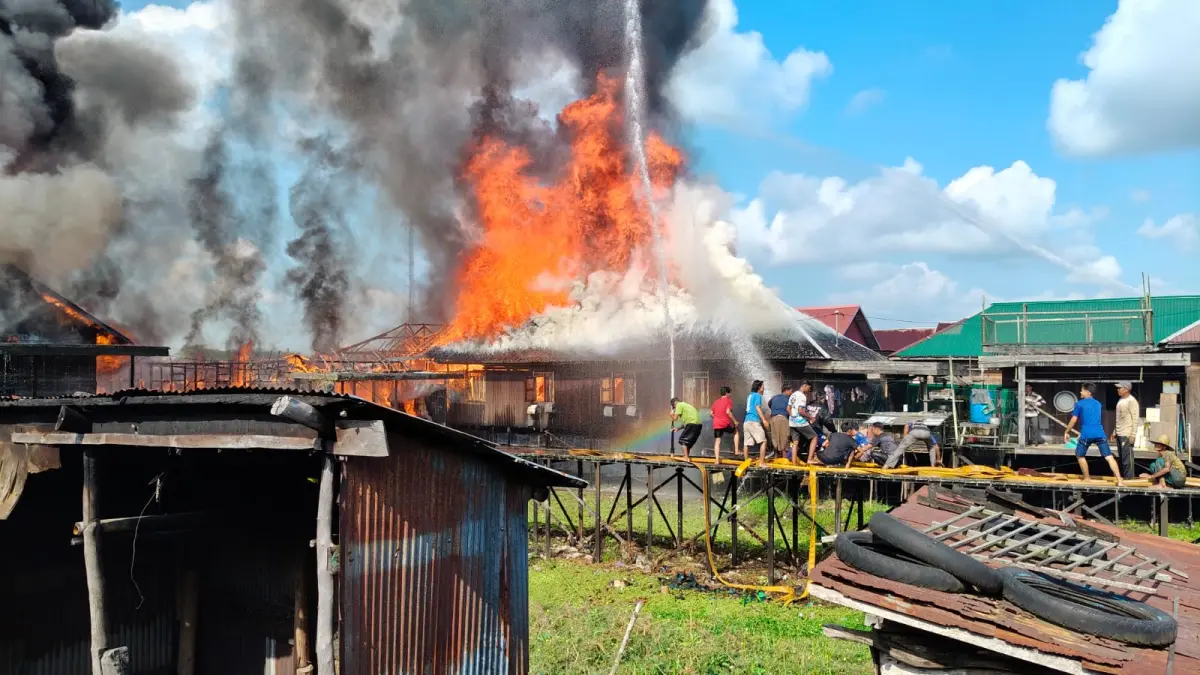 Situasi pemadaman kebakaran pemukiman warga padat penduduk di Pihanin Raya, Kecamatan Daha Selatan, HSS. (Relawan Emergency)&nbsp;