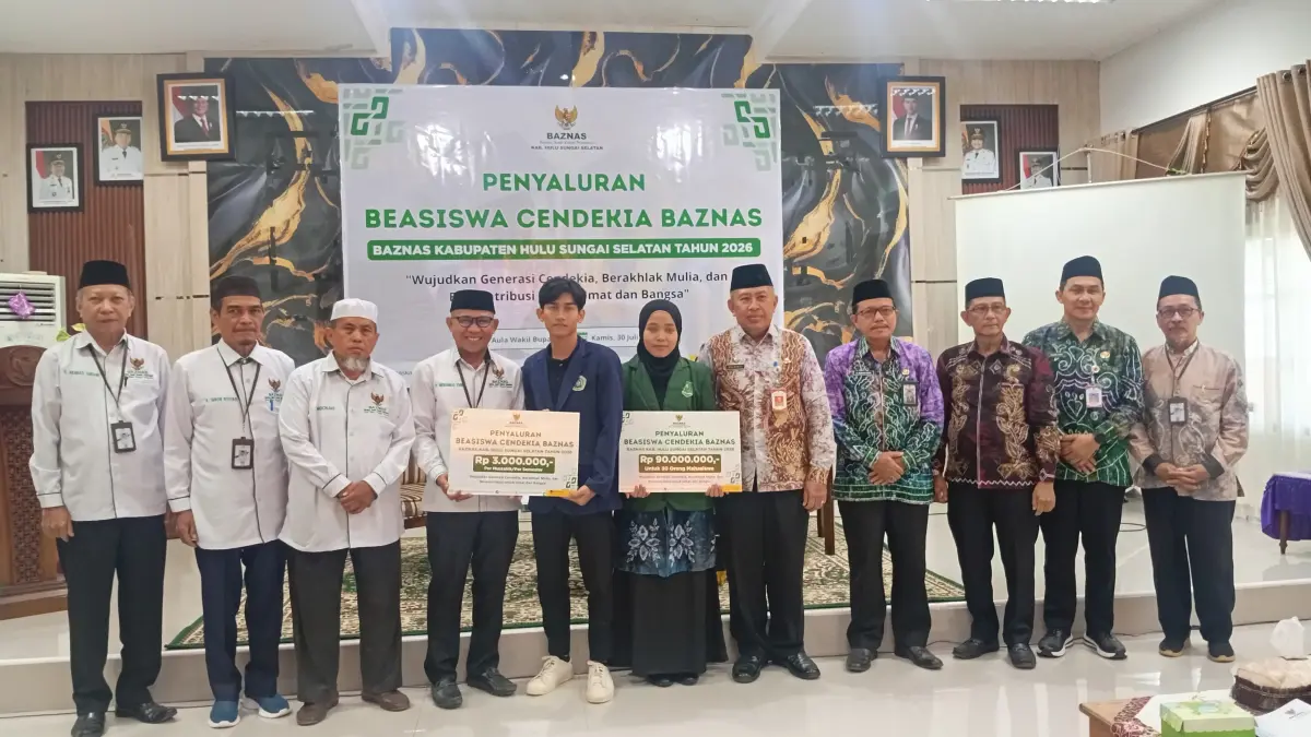 TERIMA: Perwakilan Mahasiswa terima secara simbolis bantuan Beasiswa Cendekia dari BAZNAS HSS. (Foto: M Padil Ihsan/Radar Banjarmasin)&nbsp;