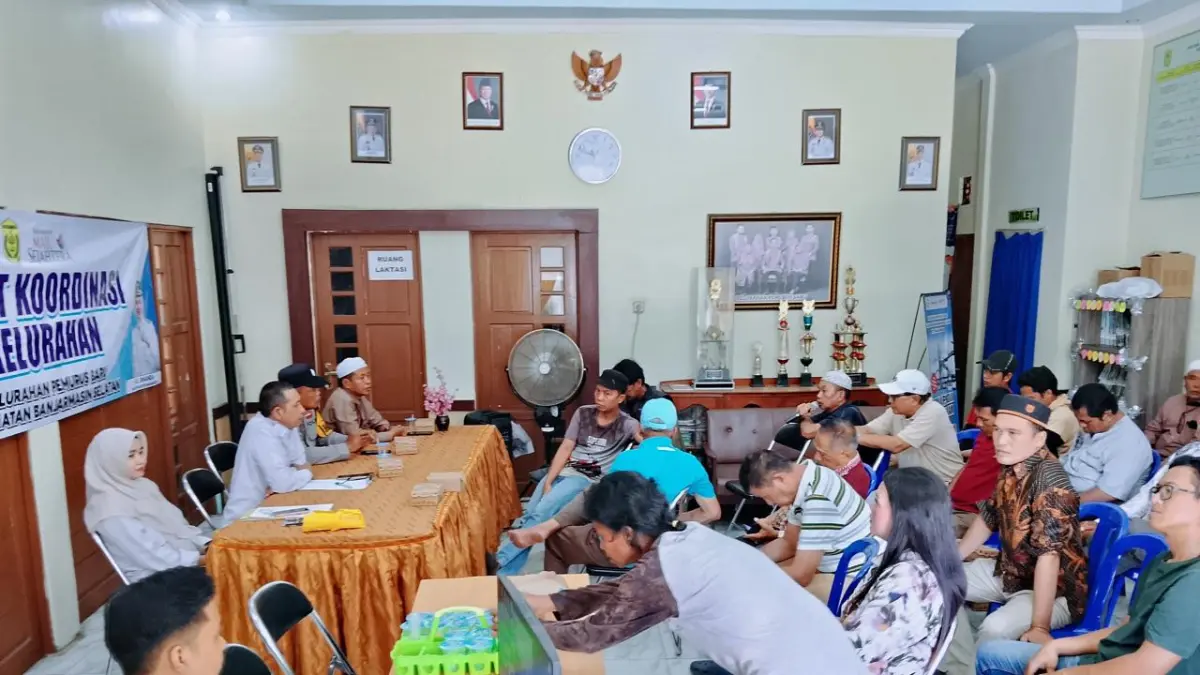 Warga Pemurus Baru mendatangi Kelurahan Pemurus Baru. Pembaruan data penerima bantuan sosial yang dilakukan secara berkala setiap tiga bulan guna menjaga ketepatan sasaran program bantuan.(Foto: Endang Syarifuddin/Radar Banjarmasin)