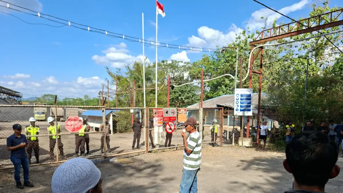 ASPIRASI: Warga Rantau Bakula menyampaikan tuntutan saat aksi damai di depan gerbang PT Merge Mining Industri (MMI), Kecamatan Sungai Pinang, Kabupaten Banjar, Kamis (30/7/2026), terkait dampak lingkungan yang mereka klaim telah berlangsung bertahun-tahun. (Foto: WALHI Kalsel)
