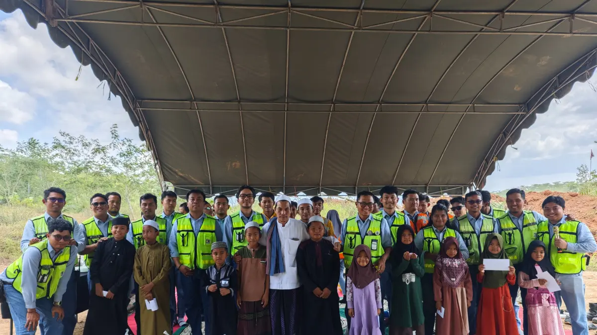 MOMEN: Manajemen, karyawan, dan anak-anak yatim berfoto bersama usai kegiatan santunan yang diselenggarakan PT Pamapersada Nusantara (PAMA) Distrik ARIA di area operasional tambang Pit 11 Bukit Mulia, Kecamatan Kintap, Kabupaten Tanah Laut, Kamis (23/7/2026).