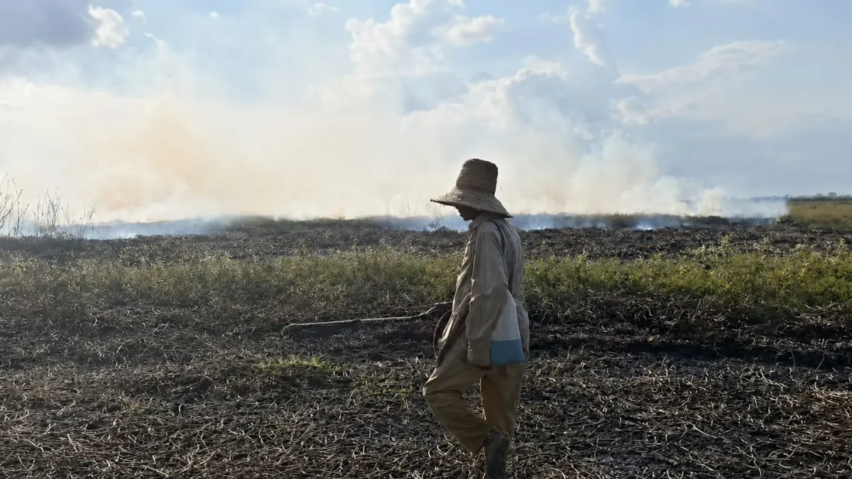 ANTISIPASI: Seorang petani membasahi lahan sawahnya di Kecamatan Martapura, Kabupaten Banjar, untuk mencegah api merambat saat musim kemarau yang mulai memicu kekeringan di sejumlah wilayah. (Foto: Fadlan Zakiri/Radar Banjarmasin)
