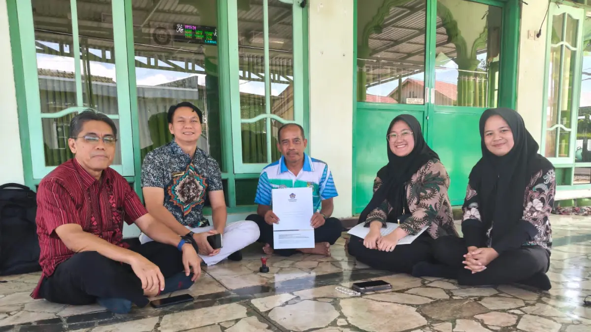 BERI SOLUSI: Petugas pajak KPP Pratama Banjarbaru bersama KP2KP Pelaihari berkunjung ke Langgar Baiturrahman Pelaihari, Jumat (31/7/2026).(Foto: KPP Pratama Banjarbaru)&nbsp;

