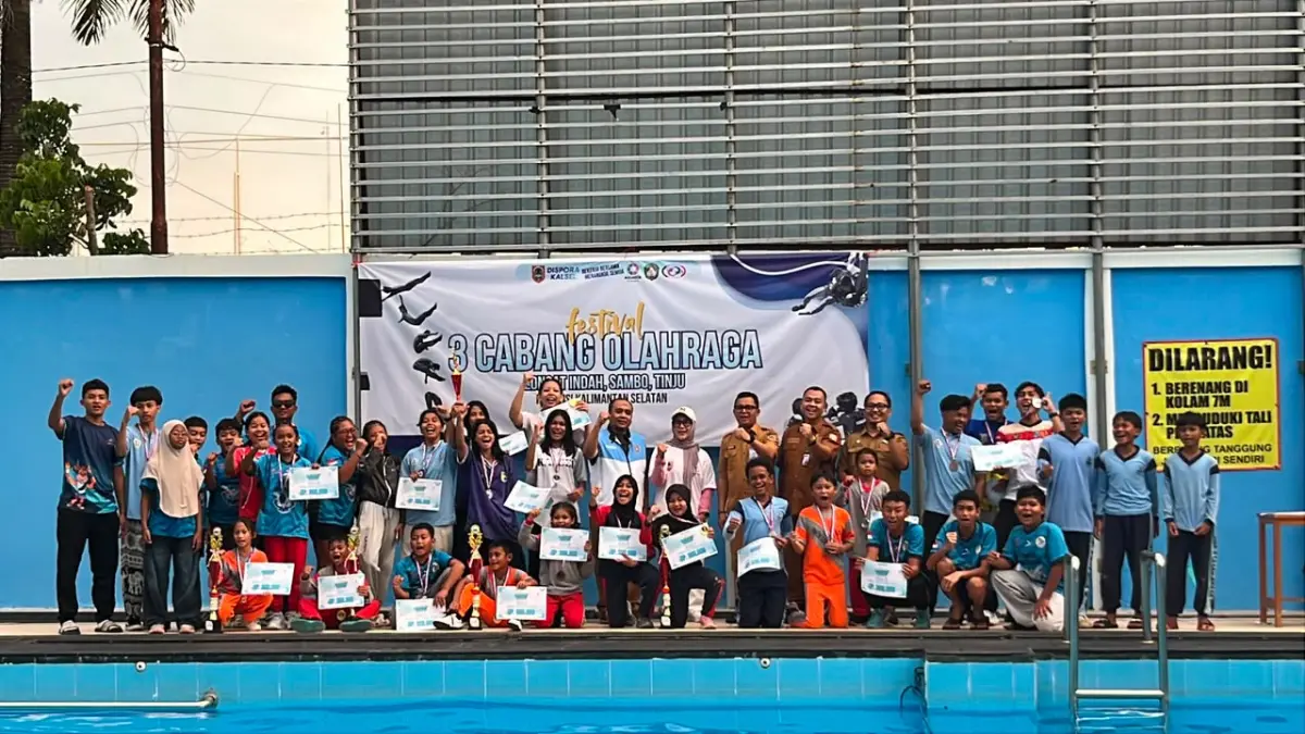 BERLAGA: Atlet loncat indah Kalimantan Selatan saat berlaga dalam Kejuaraan Loncat Indah Festival Tiga Cabang Olahraga 2026 di Kolam Renang Pelajar Mulawarman, Banjarmasin.(M Idris Jian Sidik)