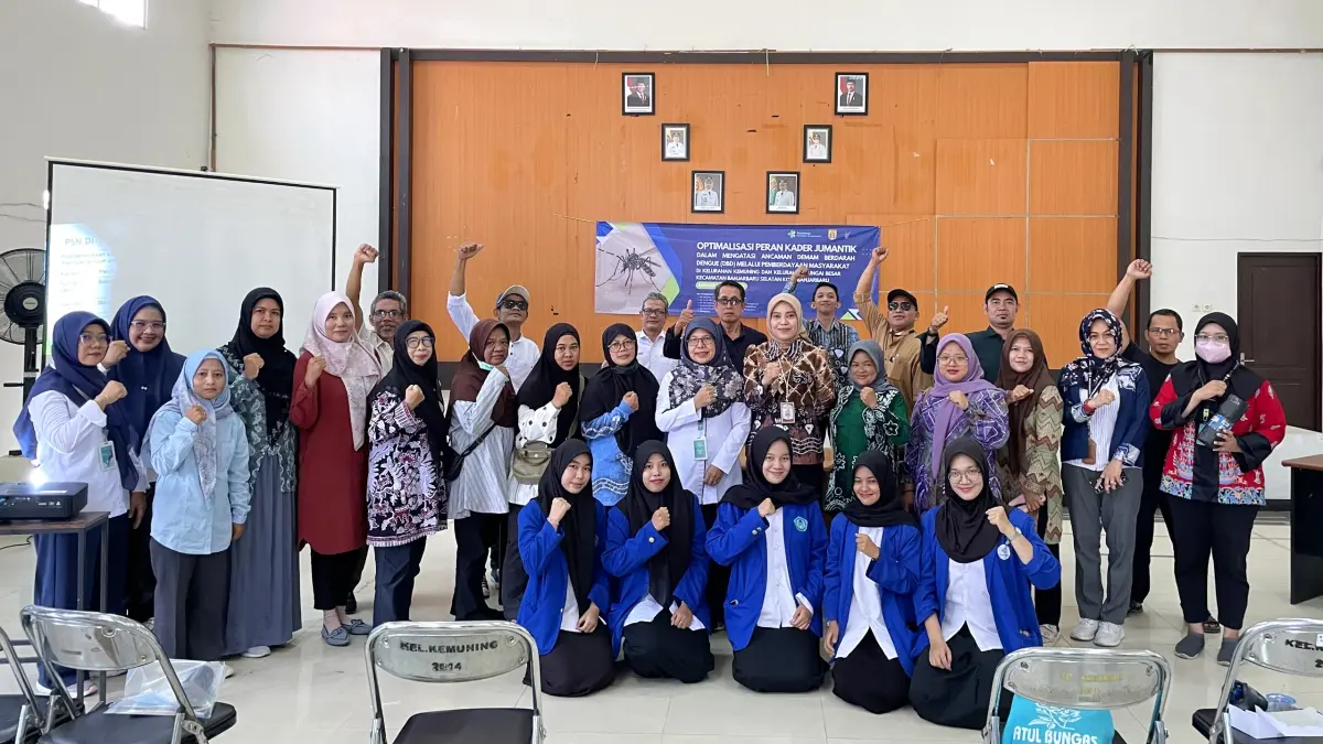CEGAH DBD: Tim Pengabdian kepada Masyarakat Poltekkes Kemenkes Banjarmasin memberikan pelatihan kepada kader jumantik di Aula Kelurahan Kemuning, Kota Banjarbaru.
