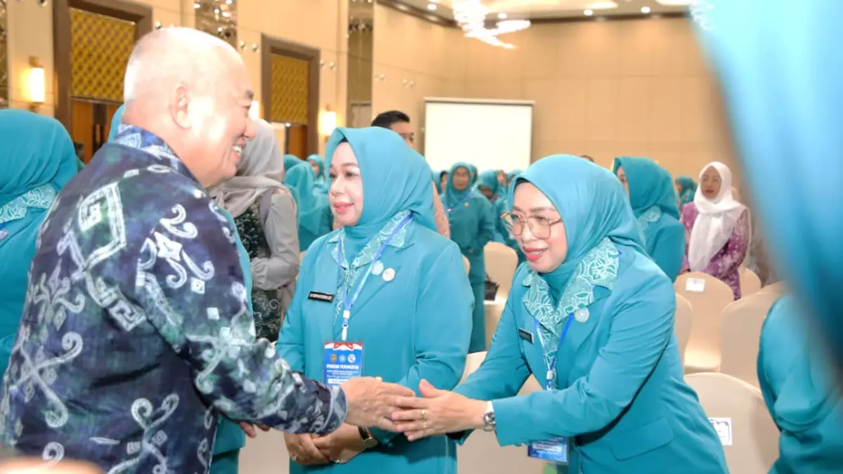 HADIR: Ketua TP PKK HSU, Hj Murniati Sahrujani saat bersalaman dengan Gubernur Kalsel H Muhidin, di momen HKG PKK Ke-54 Tingkat Kalimantan Selatan di Banjarmasin, Kamis (30/7/2026). (Foto: Pemkab HSU)