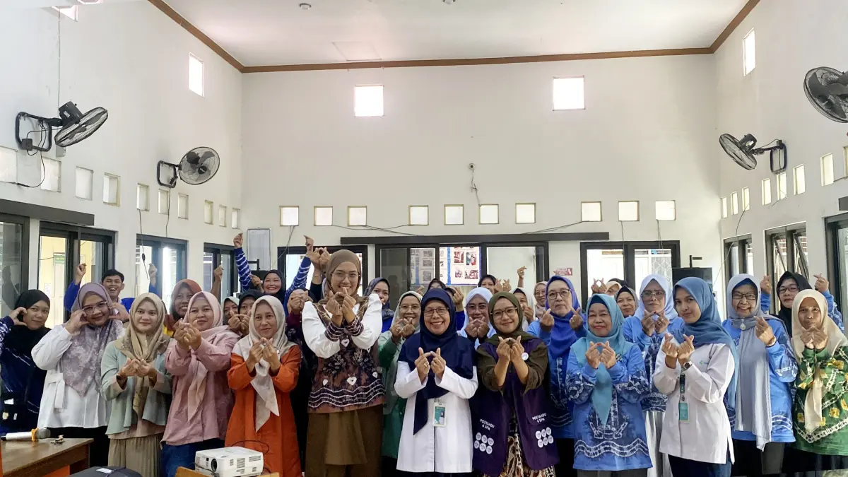 CEGAH DBD: Tim Pengabdian kepada Masyarakat Poltekkes Kemenkes Banjarmasin memberikan pelatihan kepada kader jumantik di Aula Kelurahan Sungai Besar, Kota Banjarbaru, guna meningkatkan kapasitas kader dalam pemantauan jentik, pembuatan ovitrap, dan pencegahan Demam Berdarah Dengue (DBD).
