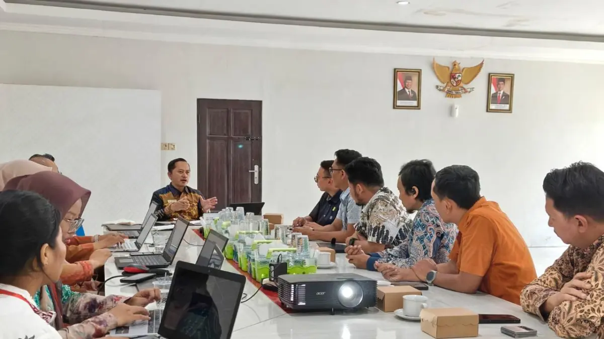 Kepala Perwakilan Ombudsman RI Kalsel Hadi Rahman memimpin pertemuan dengan jajaran PT PLN UP3 Banjarmasin membahas keluhan pemadaman listrik bergilir yang dikeluhkan masyarakat di sejumlah wilayah Kalsel.(Foto: Hadi untuk Radar Banjarmasin)