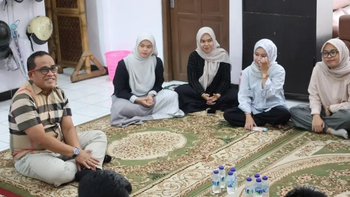 KUNJUNGAN: &nbsp;Bupati HSU H Sahrujani melihat Asrama Mahasiswa HSU di Yogyakarta.