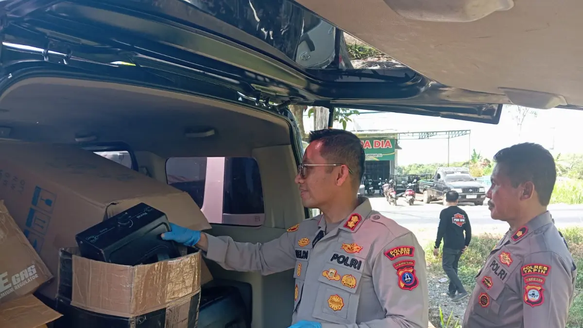 LOKASI PENYIMPANAN: Kapolres Tapin AKBP Weldi Rozika bersama jajaran saat memperlihatkan produk-produk bermasalah yang dijual.
Foto Rasidi Fadli&nbsp;