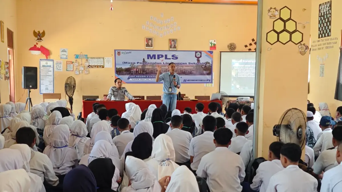 MATERI: Perwakilan PT Pamapersada Nusantara (PAMA) Distrik ARIA menyampaikan materi pada Seminar Personal Branding bagi siswa SMKN 2 Satui.