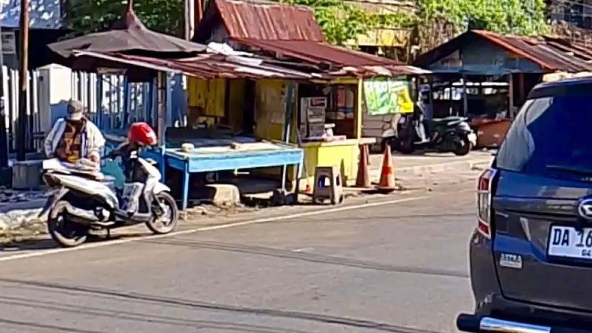 MAU DITERTIBKAN: PKL di Jalan Bank Rakyat Banjarmasin masih beraktivitas di kiosnya. 