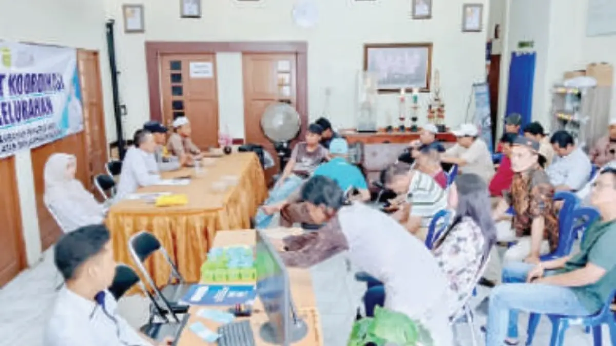 MELAPOR: Warga mendatangi Kelurahan Pemurus Baru terkait data bantuan pangan. | FOTO: ENDANG SYARIFUDDIN/RADAR BANJARMASIN


