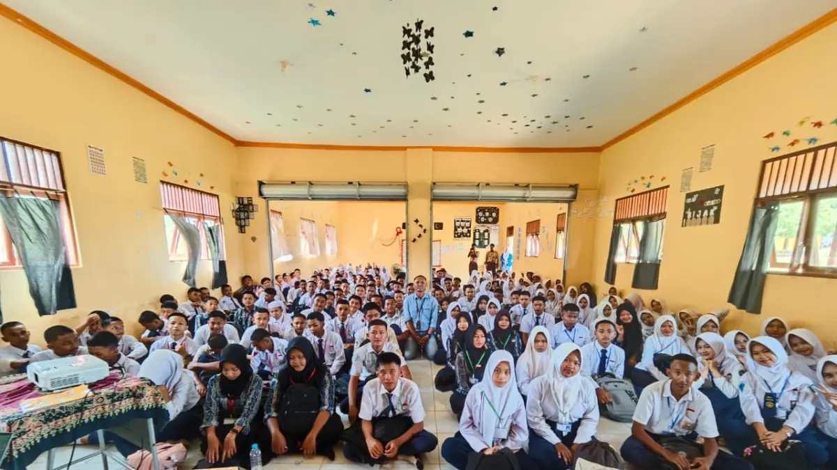 MOMEN: Manajemen PT Pamapersada Nusantara (PAMA) Distrik ARIA berfoto bersama guru dan siswa SMKN 2 Satui usai Seminar Personal Branding.
