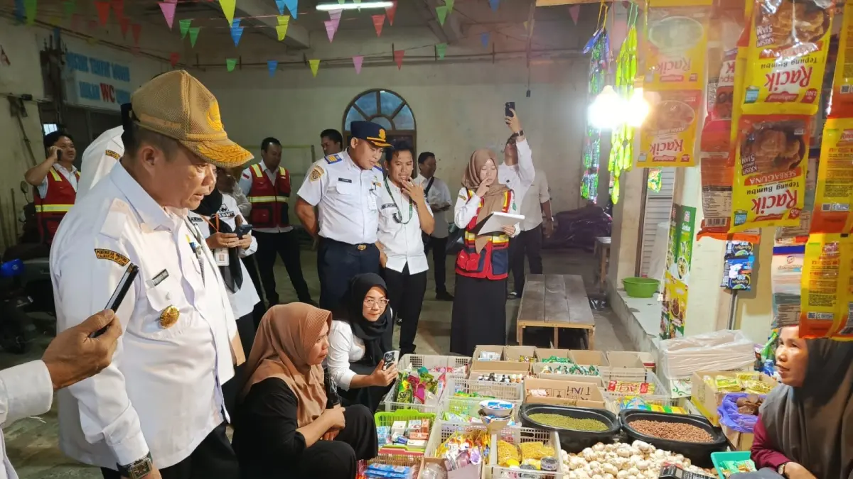 PANTAU HARGA: Tim Dinas Koperasi, Usaha Mikro, Perdagangan, dan Perindustrian (Diskumdagri) Tanah Bumbu memantau harga bahan kebutuhan pokok di Pasar Harian Simpang Empat. (Foto: Diskumdagri Tanah Bumbu)