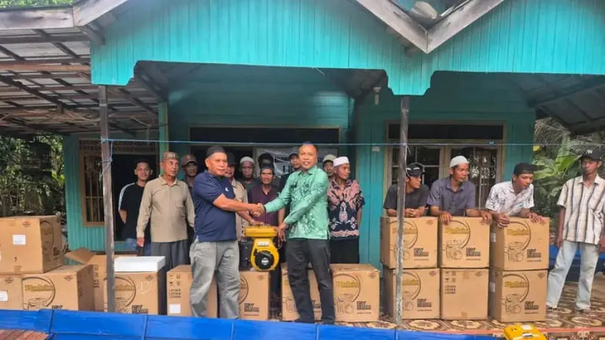 PERAHU: Nelayan HSS terima bantuan perahu beserta mesinnya. (Foto: Bidang Perikanan Distan PP HSS)&nbsp;