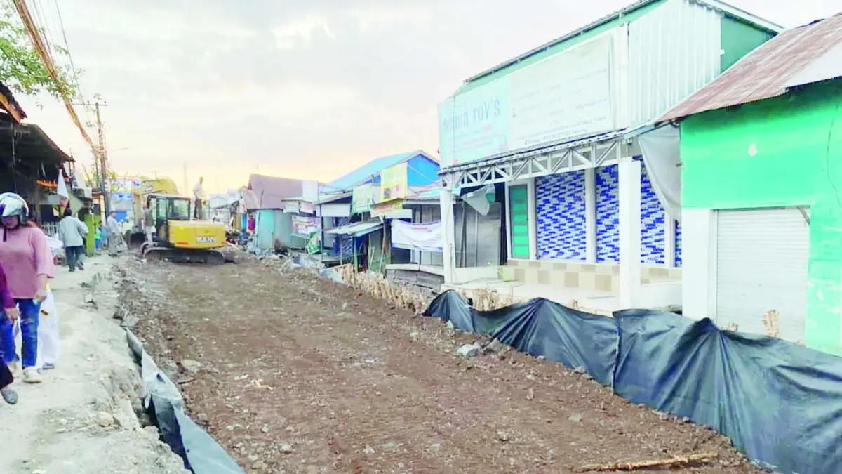 SUDAH DIURUK: Kondisi Jalan Veteran Sungai Lulut yang amblas sudah diuruk menggunakan tanah.&nbsp;
(DINAS PUPR KALSEL)&nbsp;